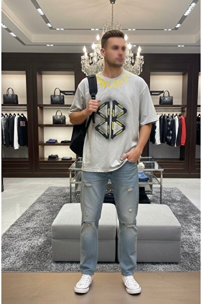 VAIA Men's oversized t-shirt with a modern geometric logo print and a distinctive youthful design.