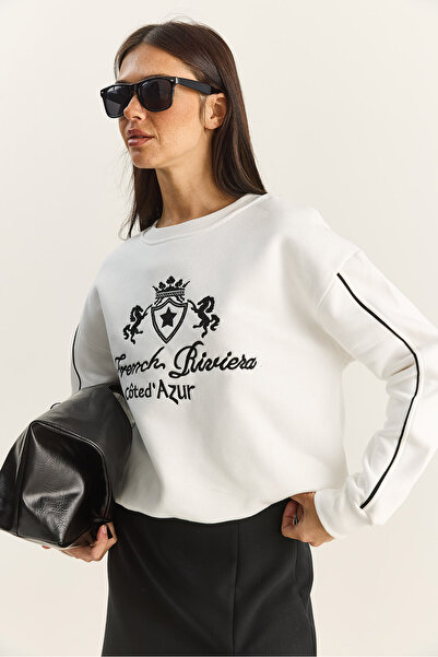 Bianco Lucci Women's Crew Neck Embroidered Three Thread Sha Fleece-Lined Weatshirt 60601049