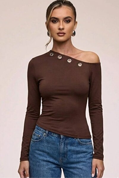 World Fashion Trends 9198 BLUZĂ FLEXIBILĂ CU MÂNĂ LUNGĂ, DESCHISĂ LA UMĂR, CU ACCESORII METALICE