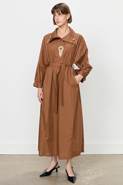 Nihan Yaka Detaylı Kuşaklı Pamuk Elbise Çikolata