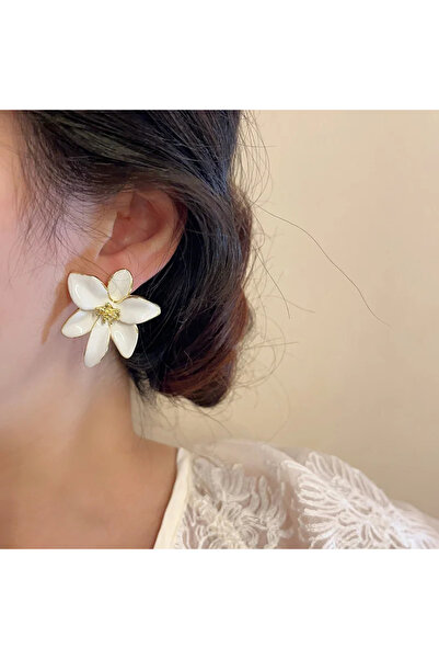 GlaMLo Accessories White Floral Earrings with Gold Accents
