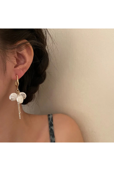 GlaMLo Accessories Asymmetrical Gold Heart Earrings