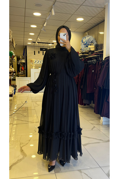 Vosse Gazella Siyah Piliseli Broş Detaylı Elbise