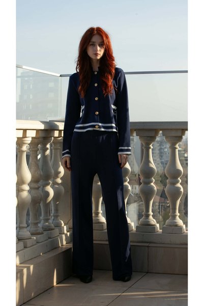 Marrone Set damă bleumarin din tricot – cardigan cu detalii albe & pantaloni lejeri –