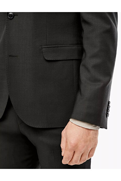 s.Oliver Sacou, Negru