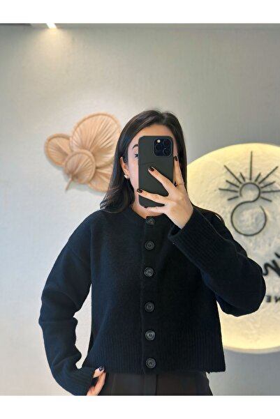 Selin Düğmeli Yumuşak Dokulu Yırtmaçlı Triko Hırka-Siyah