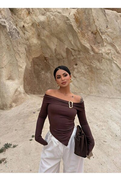 AVOLLA بلوزة مادونا بياقة ومشبك