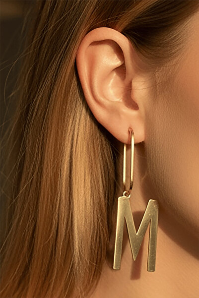 TAKIŞTIR Altın Renk M Harf Figürlü Çelik Küpe (Çift)