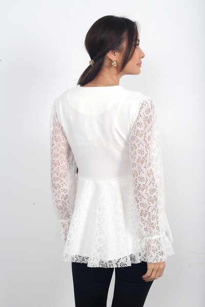 By Saygı Γυναικεία μπλούζα με μισό κουμπί μπροστά, με λεπτομέρεια από τούλι και βολάν