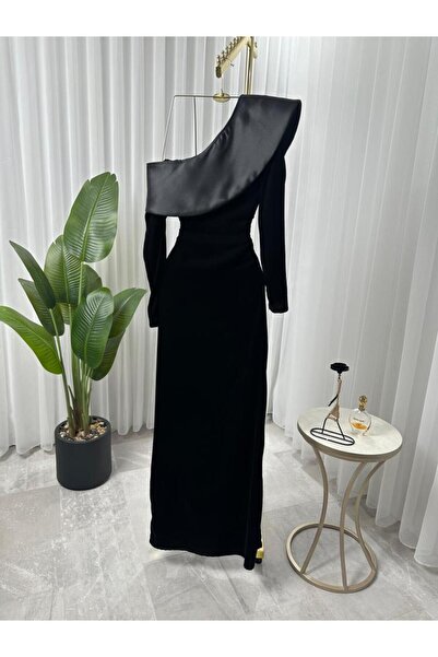 Riva A long and attractive black evening dress.