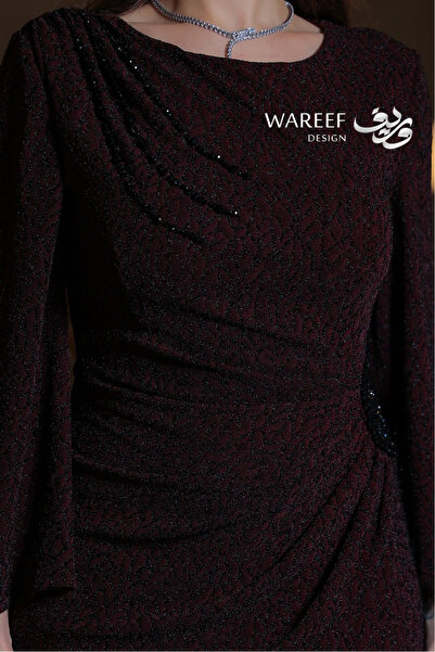 WAREEF FASHION Long burgundy evening gown with a fitted silhouette, wide cape sleeves, luxurious fabric with black sequin embroidery.