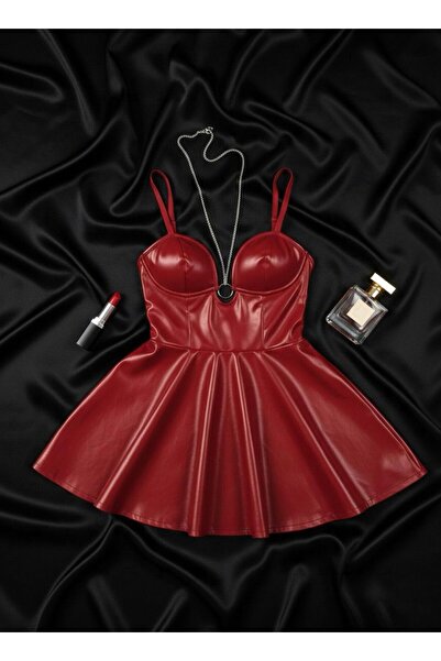 liyora Kırmızı Deri Görünümlü Askılı Mini Elbise – Şık & Zamansız Tasarım