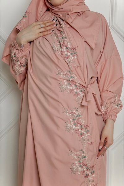 STAYILK DRESSES A prayer shawl embroidered with an elegant and sophisticated design.