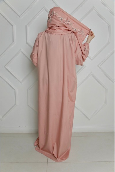 STAYILK DRESSES A prayer shawl embroidered with an elegant and sophisticated design.