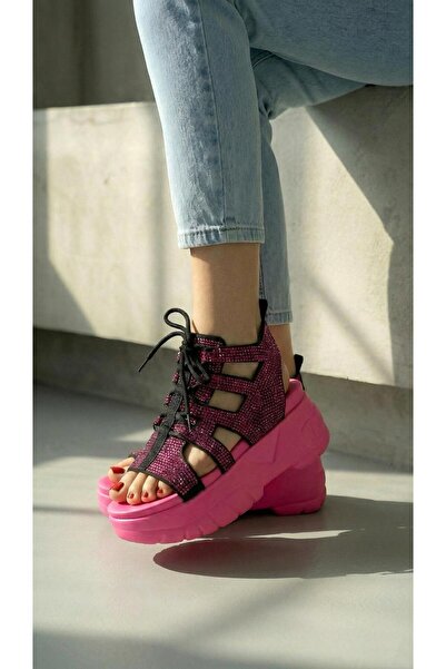 Modanizm صندل بكعب عريض وردي اللون من أدورن