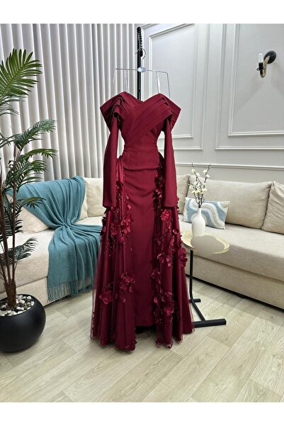 Thara A luxurious, royal burgundy evening dress
