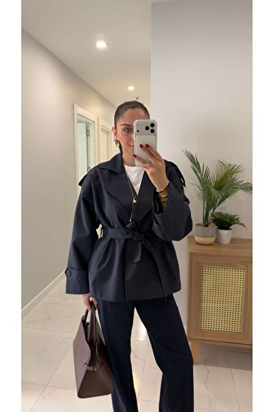 BİRCANÇİL Короткий преміум-тренч Beca з синьою пояскою