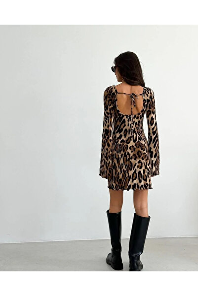 Sisa Butik Kadın Uzun Kollu Sırtı Açık Bağlamalı Leopar Desenli Kısa Dalgıç Elbise