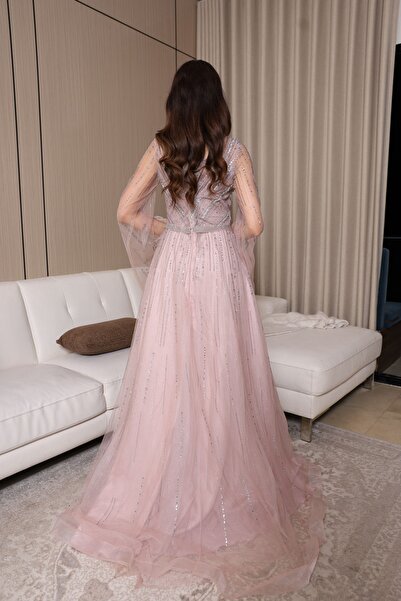 molan fashion A long evening dress in a soft pink (powder rose) color, with a wide A-line cut at the bottom that gives feminine movement and flow.