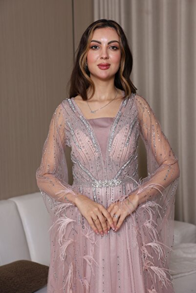 molan fashion A long evening dress in a soft pink (powder rose) color, with a wide A-line cut at the bottom that gives feminine movement and flow.