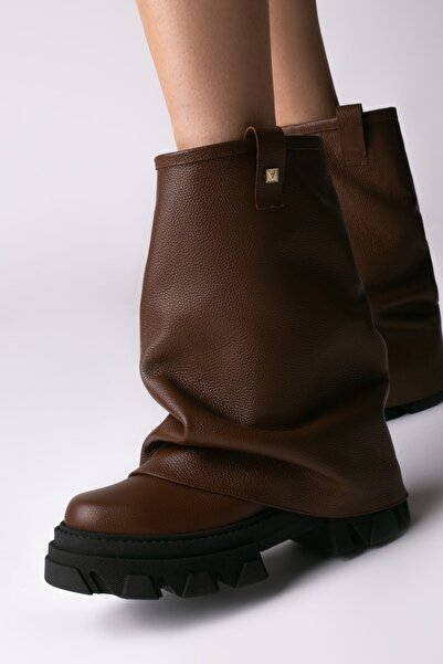 Vanilla Days Ghete din piele maro de bizon cu manșetă de la Mooncrush - lucra...