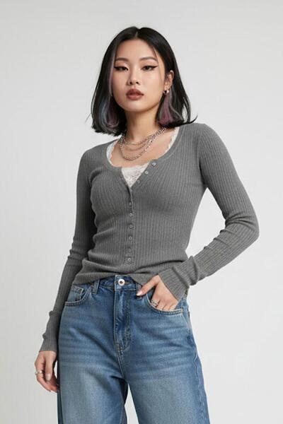 Karakedi بلوزة بأكمام طويلة وياقة هينلي مزينة بأزرار من الأنتريسيت