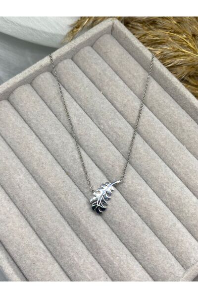 Kaan Accessoire 🍃   رمز الخفة: قلادة من الفضة على شكل ورقة/ريشة