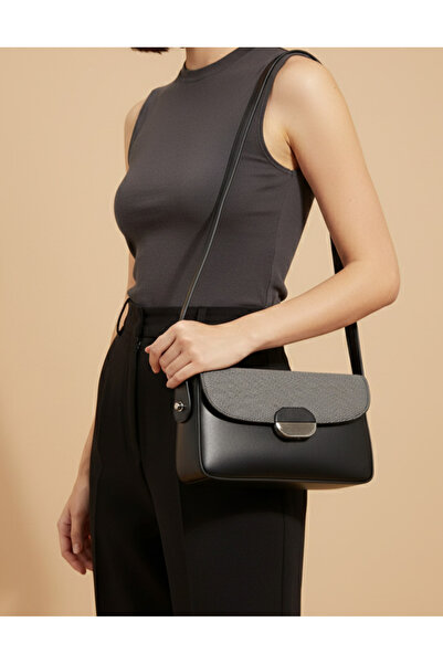 REDTAG حقيبة رسول نسائية سوداء منقوشة