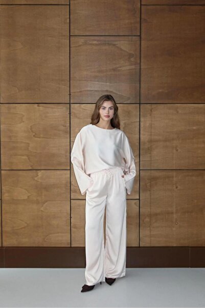 Mels طقم ساتان بقصة مريحة