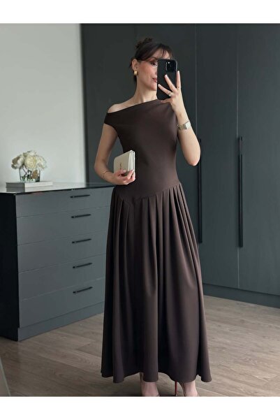 Tugen Co فستان بياقة قارب مطوية بتصميم أنيق