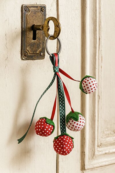 PARKSTORES سلسلة مفاتيح مصنوعة يدويًا من الفيلك على شكل فراولة، زينة للحقائب ...
