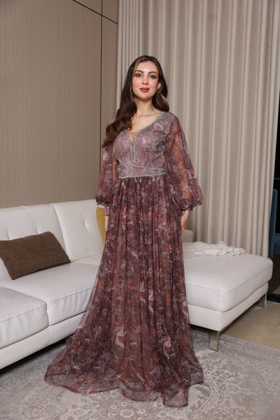 molan fashion A long evening dress with a wide, flowing cut in a base color of burgundy brown with a marble pattern.