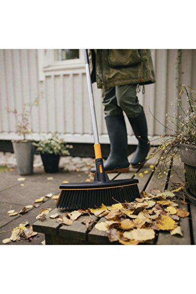 FiSKARS Ergonomic Broom