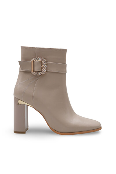 Women Lay-z Γυναικείες μπότες μπεζ από λουστρίνι με ζαρωμένο επιφάνεια, τακούνι 9,5 εκ., τετράγωνο δάχτυλο και λαμπερή λεπτομέρεια με αγκράφα που προσφέρει κομψό στυλ