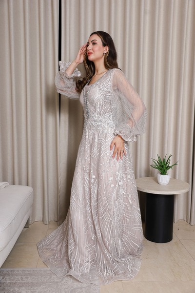 molan fashion A long, flowing evening dress in a light pinkish-nude color.