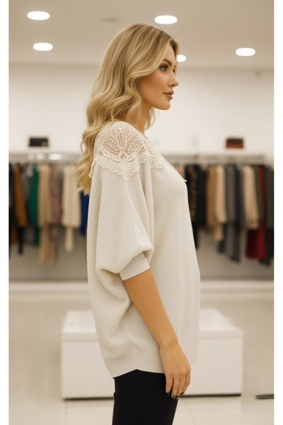 bohostyle Knitted Sweater with Lilac Sleeves and Lace Details – Elegant & Comfortable Design