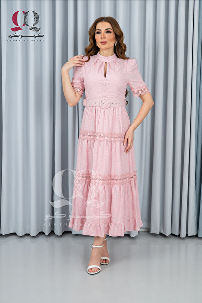 Aljouri An elegant pink dress with a sophisticated, feminine design, combining softness and luxury with lace details and decorative pockets.