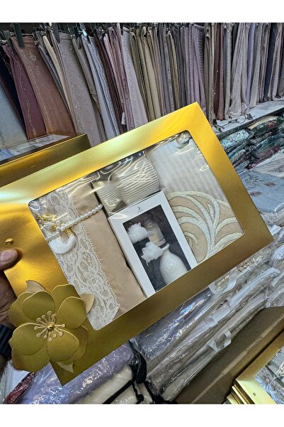 STAYILK DRESSES A luxurious prayer set with an elegant and practical design.