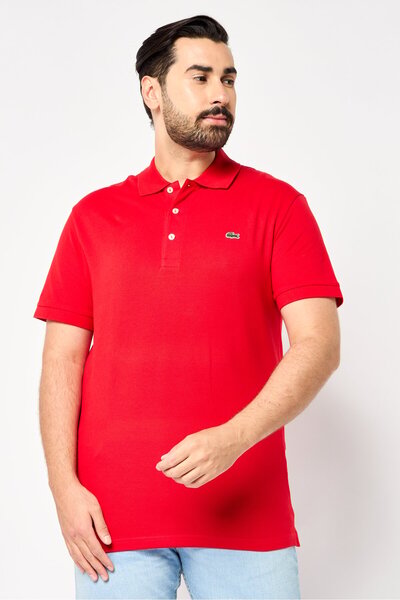 Lacoste قميص بولو رجالي قصة ضيقة وياقة منتشرة وأكمام قصيرة وشعار مطرز، أحمر