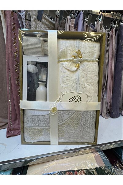 STAYILK DRESSES A luxurious royal prayer set with an elegant and practical design, presented in a luxurious gift bag.