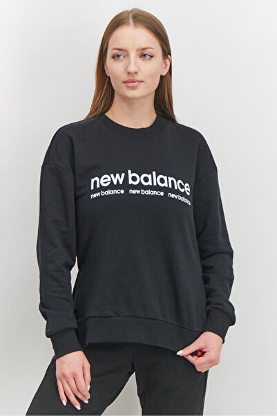 New Balance سويت شيرت رياضي نسائي بأكمام طويلة وشعار العلامة التجارية، أسود