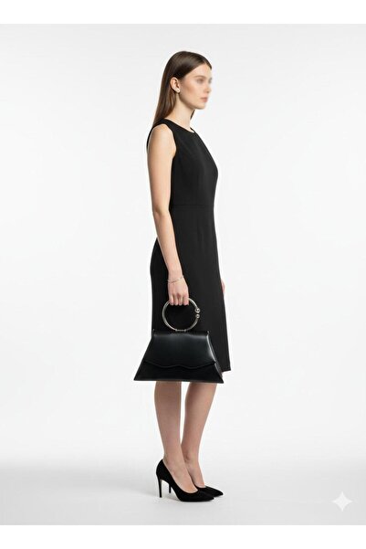 MUNBO Elegant leather evening bag with an external handle and a long strap.