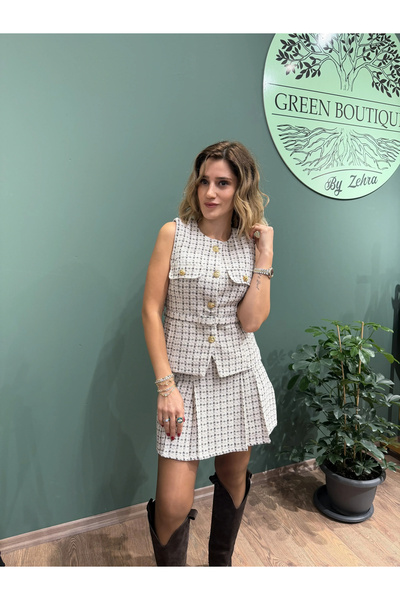 Greenboutique سترة من التويد بأزرار وتفاصيل حزام باللون البيج