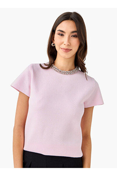 Iconic بلوزة بقصّة عادية مع زينة