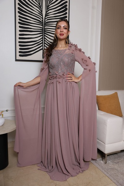 molan fashion فستان سهرة طويل بقصّة واسعة وانسيابية بلون موف ترابي هادئ مع لمعة فضية ناعمة