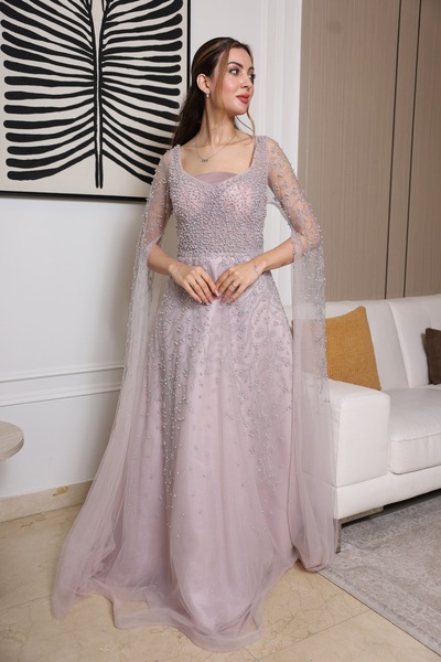 molan fashion A long evening dress in a soft, luminous rose color, with a delicate yet very luxurious design.