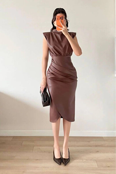 Eka Γυναικείο δερμάτινο φόρεμα με πλισέ μέση σε καφέ χρώμα βάτα τεμαχίων 1041-2741