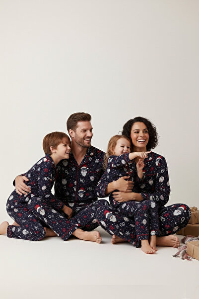 Free Beka Πρωτοχρονιάτικο σετ οικογενειακής πιτζάμα με μακρυμάνικο πουκάμισο με κουμπιά μπροστά και γιακά με μοτίβο σε μπλε ναυτικό χρώμα