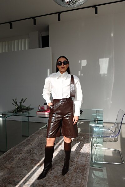 Özge Özgenç Δερμάτινο σορτς με σχέδιο φιδιού