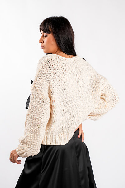 monarh Soft and warm ivory sweater with bows